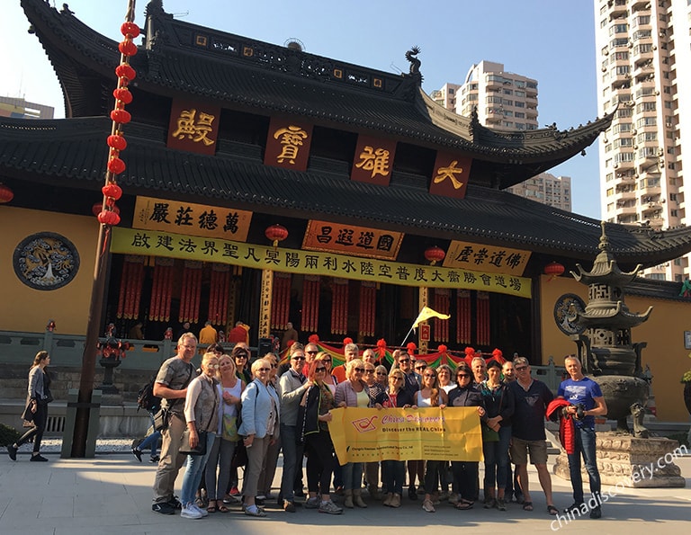 Woo's group visited Jade Buddha Temple with China Discovery