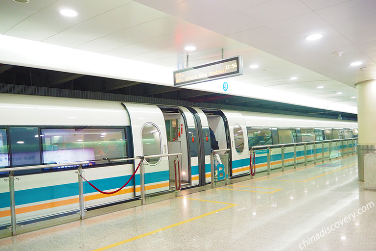 Feel the Highest Speed of 431 km/h of Shanghai Maglev Train