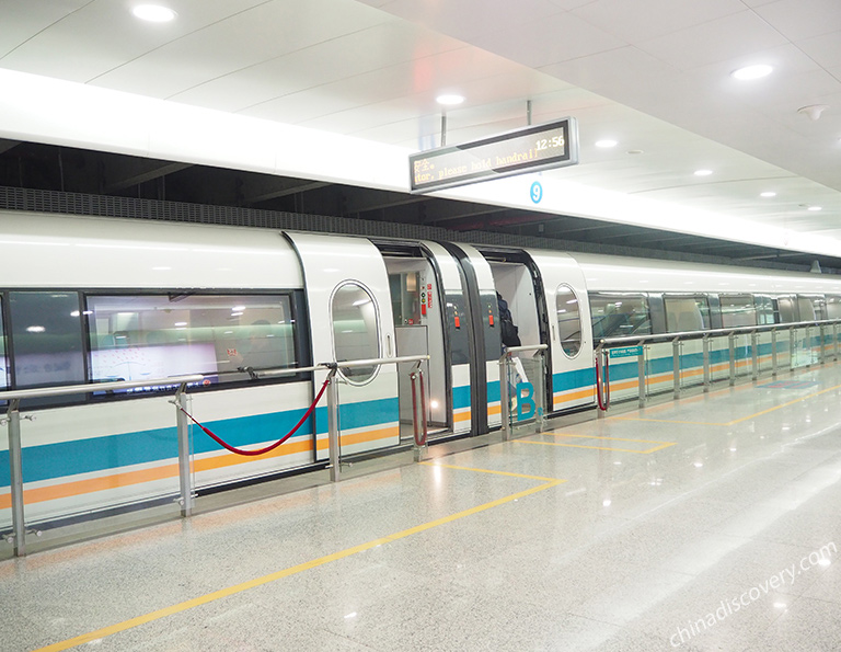 Feel the Highest Speed of 431 km/h of Shanghai Maglev Train