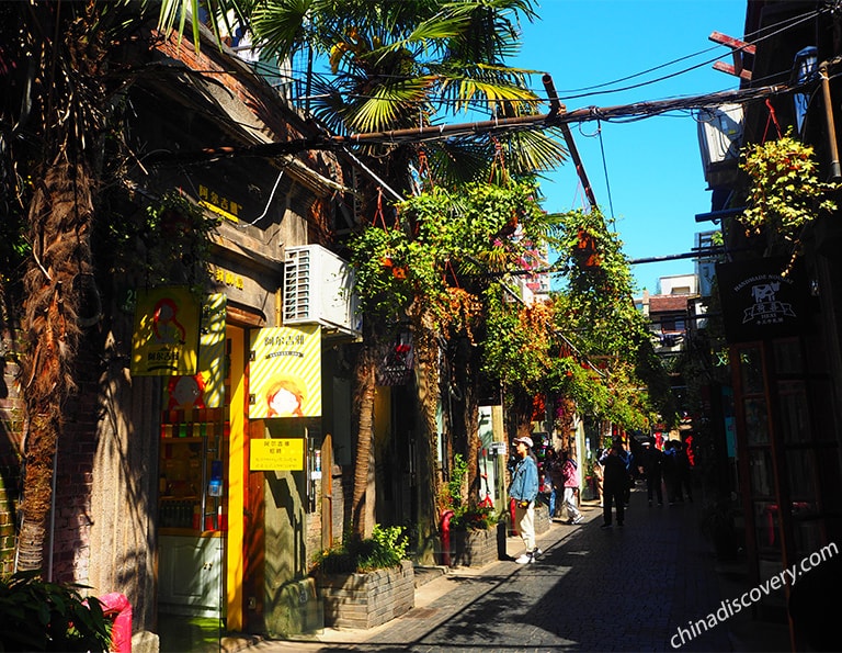 Spend  Leisure Time at the Mazy Lanes of Tianzifang