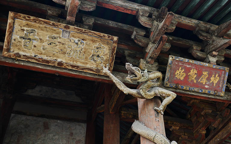 Twining Dragons Carved on Wooden Column Jingci Temple