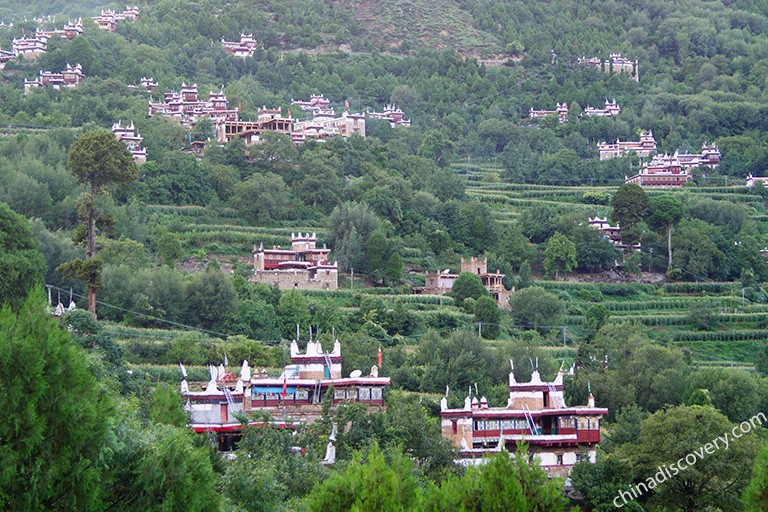 Jiaju Tibetan Village Stretching from Dajin River to the Peak Jiaju Tibetan Village