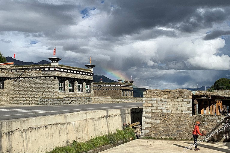 Road to Shangri-la Town from Daocheng Yading Airport