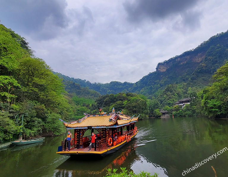Lake and boat experience in Mount Qingcheng