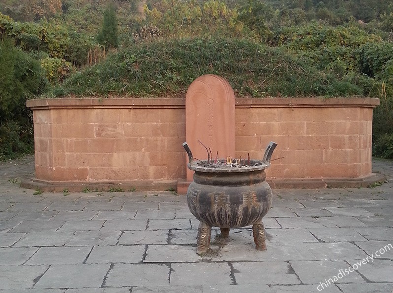 Statue of Jiangwei in Jianmen Pass