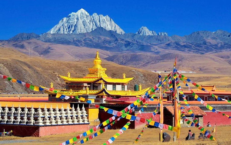 Appreciate Yala Snow Mountain from Tagong Monastery in Autumn