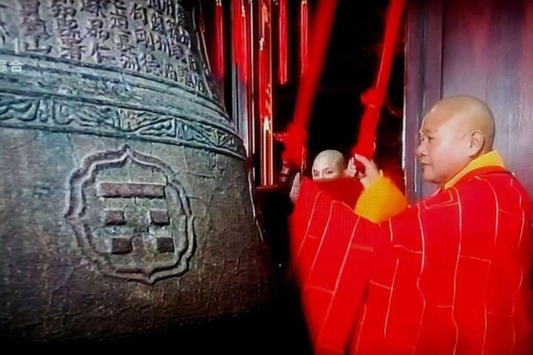 Striking the Bell on New Year's Eve Hanshan Temple
