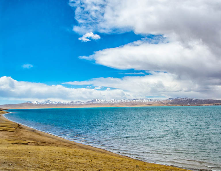 Sapphire-like Cuo'na Lake in Tibet