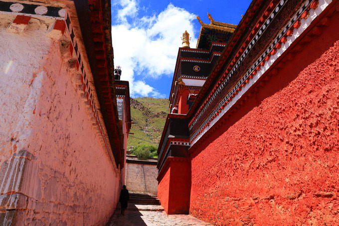 Tashilumpo Monastery Path