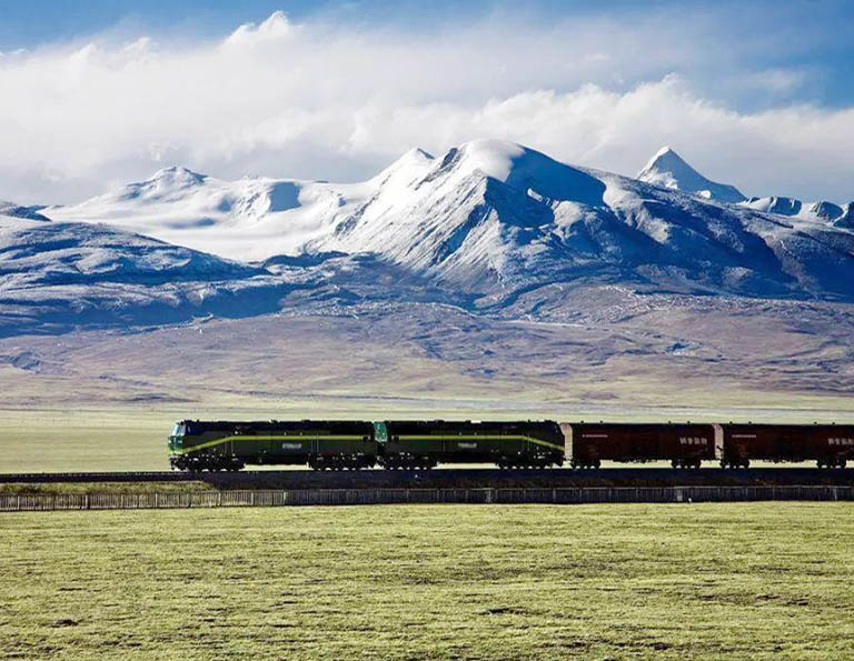 Qinghai Tibet Train Passes Magnificent Snow-capped Mountains