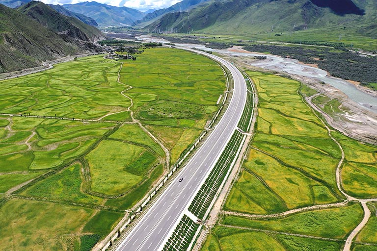 Well-paved Lhasa to Nyingchi Highway in Tibet Lhasa to Nyingchi Highway