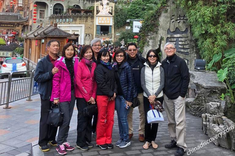 our guest on hongya cave Our Guests Take a Photo with Hongya Cave