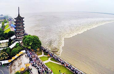 Watch Qiantang River Tidal Bore