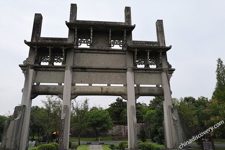 Tangyue Memorial Archways