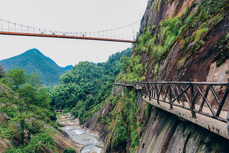 Thrilling Glass Bridge