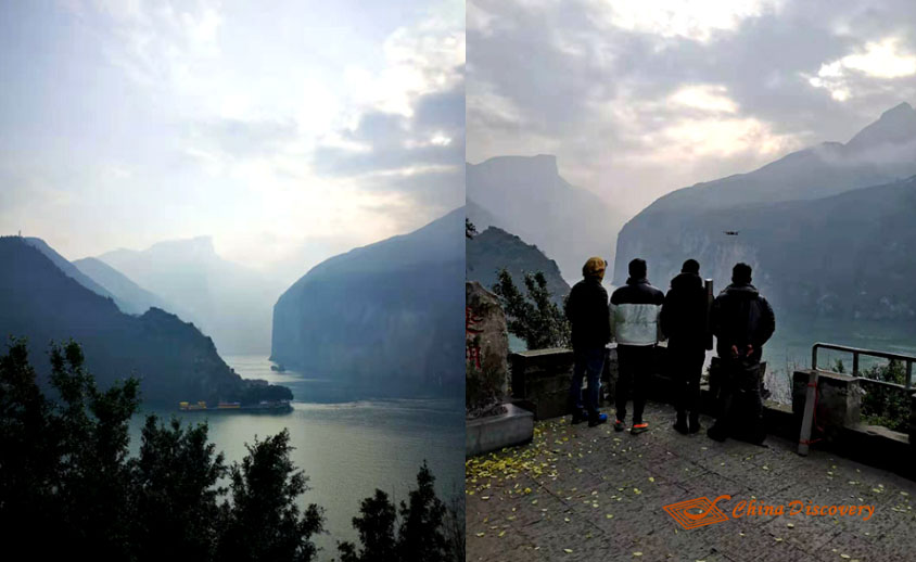 Group Photo with Friends at Kuimen Site Four Days Yangtze River Cruise