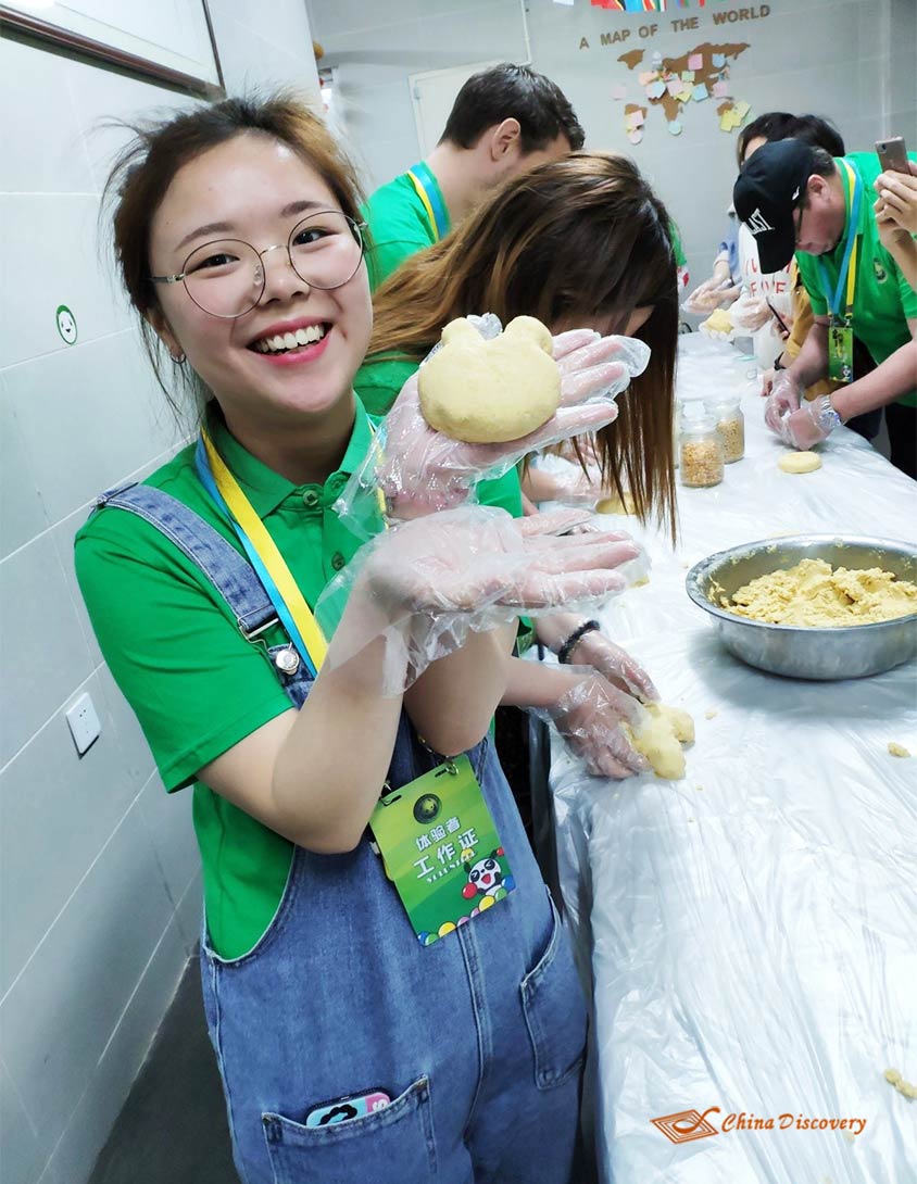 I was trying to make a panda-shape cake Dujiangyan Panda Volunteer