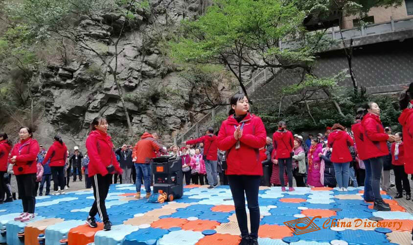 Tour Guides Sing Folk Songs Downstream Yangtze River Cruise Tour