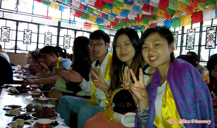Enjoying Local Meal with Friends Jack 3 Days Zoige Tour