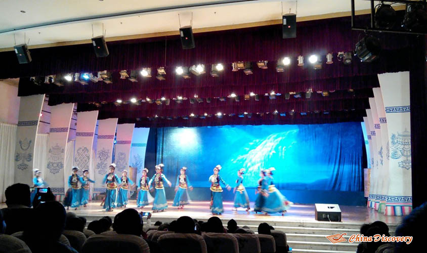 Watching Local Performance after Dinner Jack 3 Days Zoige Tour