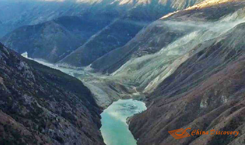 Valleys on the way to Lijiang Yunnan Tour