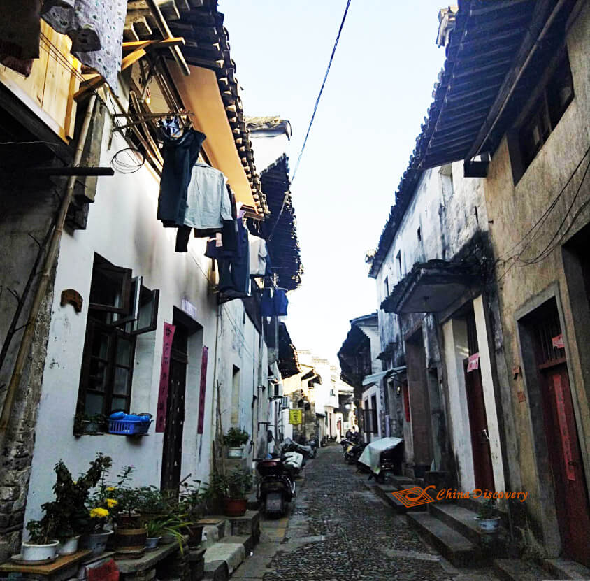 Authentic small alleys in Huizhou Ancient Town Four Days Yangtze River Cruise