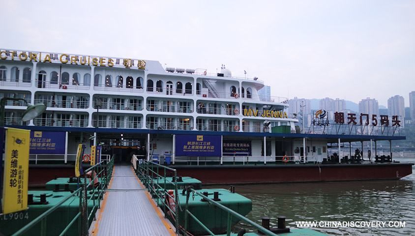 Disembark the Cruise Ship Five Days Yangtze River Cruise