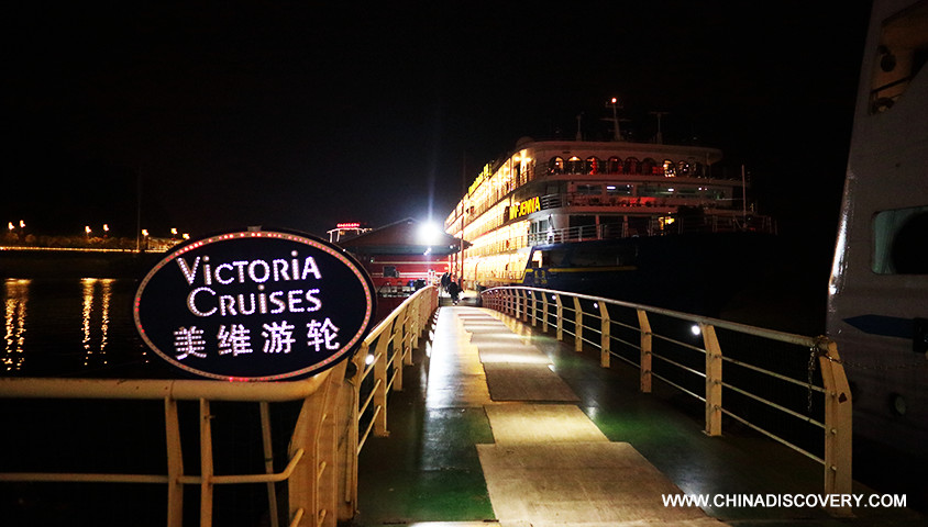 The way to board Victoria Jenna Five Days Yangtze River Cruise