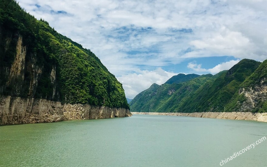 Lina's 10 Days Sichuan Highlights Tour with Yangtze River Cruise Experience