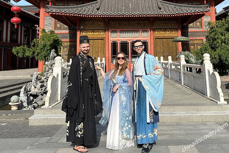 Try on Traditional Hanfu