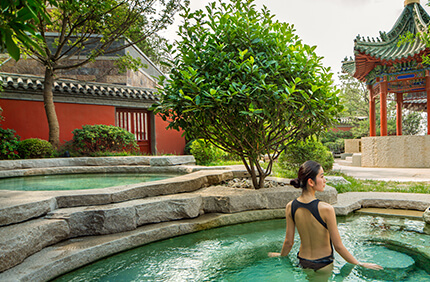 Enjoy the Hot Spring at Huaqing Palace