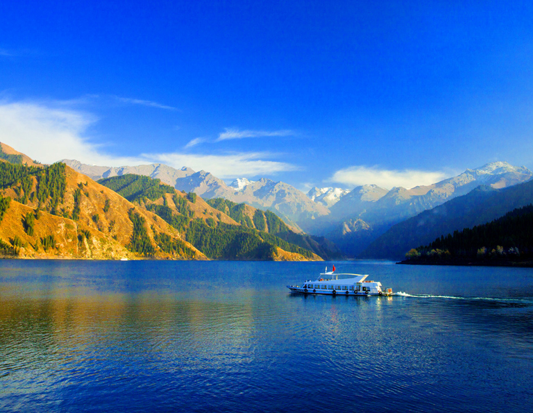 Taking a relaxing cruise on Heavenly Lake