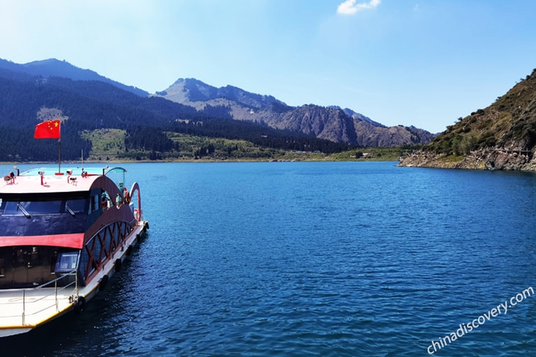 Aluring Heavenly Lake scenery in autumn day