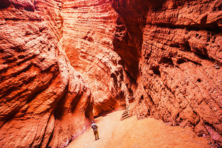 Walking in Kuqa Grand Canyon (Tianshan Mysterious Canyon)