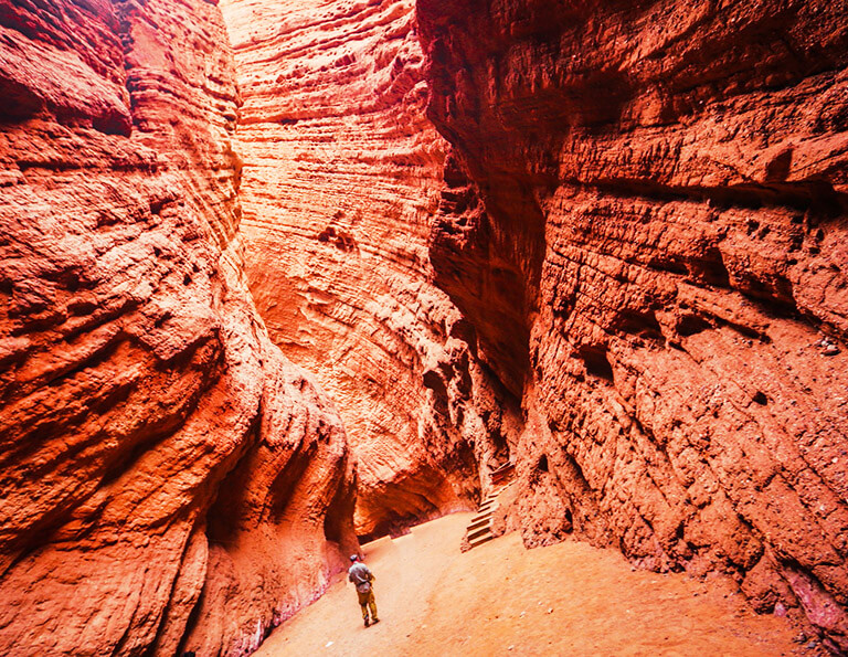 Walking in Kuqa Grand Canyon (Tianshan Mysterious Canyon)