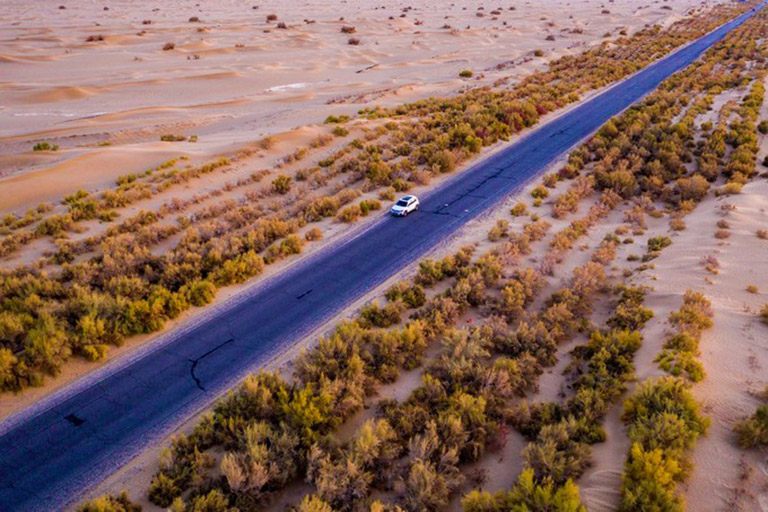 Taklamakan Desert Highway ©CrazyWolfkin / mafengwo Top Xinjiang Attractions & Things to Do