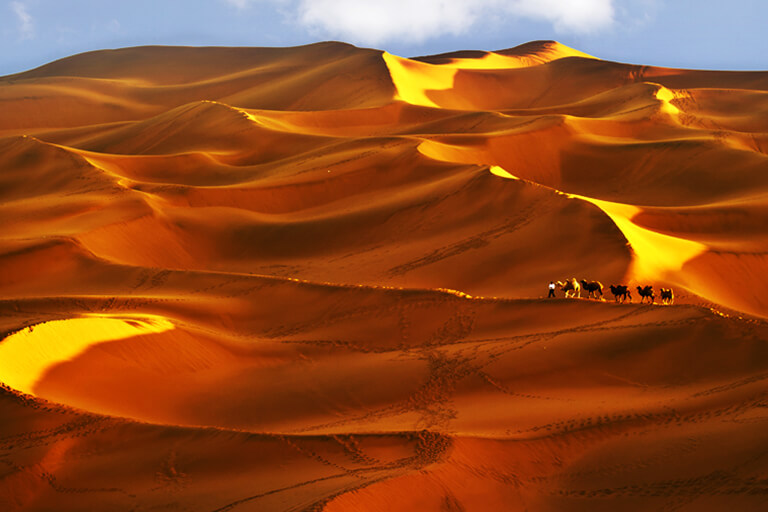 Beautiful sand dunes of Taklimakan Desert