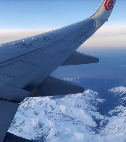 Tianshan Mountains Viewed from An Airplane to Urumqi ©juicejoe /xiaohongshu Take a Flight to Xinjiang
