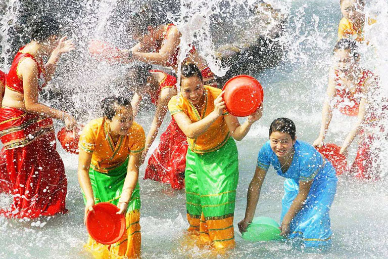 Dai Minority Park Water-splashing Festival