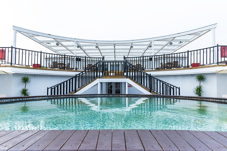 Yangtze Miracle - Swipping Pool