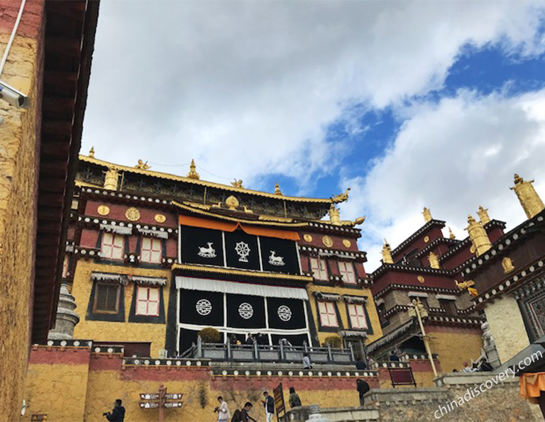 Songzanlin Monastery - Ana from Mexico