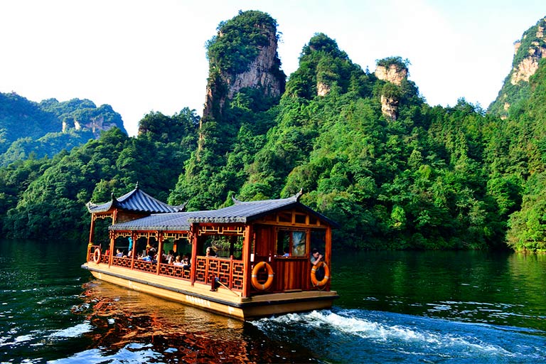 Boat at Baofeng Lake Boat at Baofeng Lake