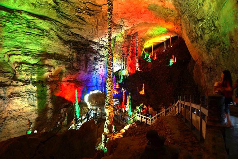 Yellow Dragon Cave in Zhangjiajie Yellow Dragon Cave in Zhangjiajie