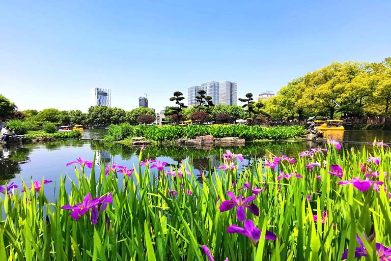 Ningbo Moon Lake Park in Spring