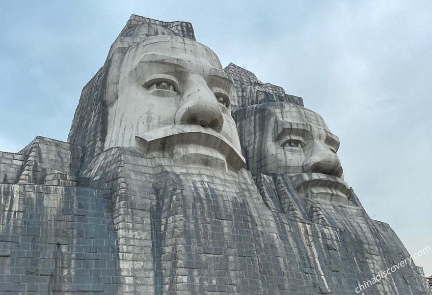 Statues of emperors of Yan and Huang Zhengzhou Attractions